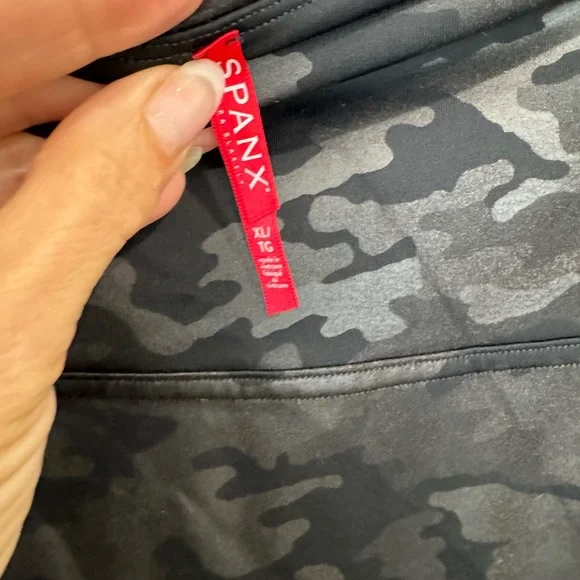 SPANX faux leather CAMO legging XL - Picture 6 of 7